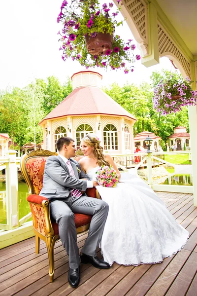 Felice sposa e lo sposo sul loro matrimonio — Foto Stock