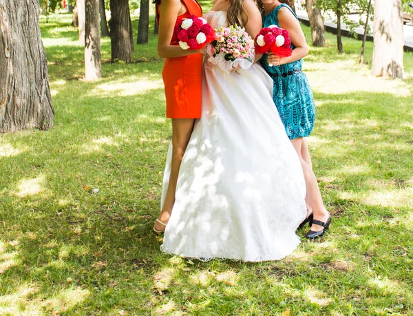 Noiva e damas de honor perto de árvores — Fotografia de Stock