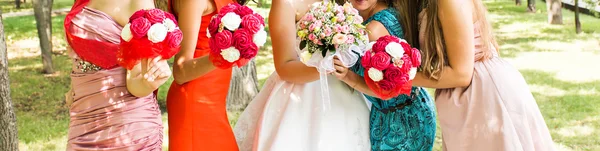 Bride and bridesmaids near trees — Stock Photo, Image