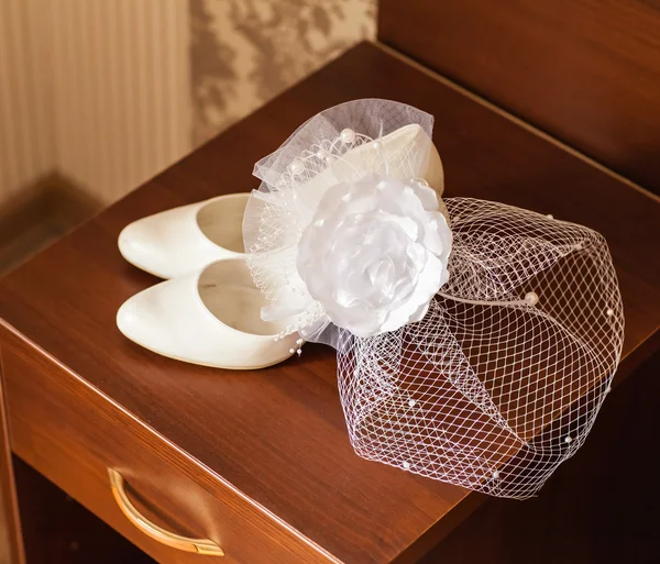 Bílý klobouk s čistý závoj a Svatební obuv — Stock fotografie