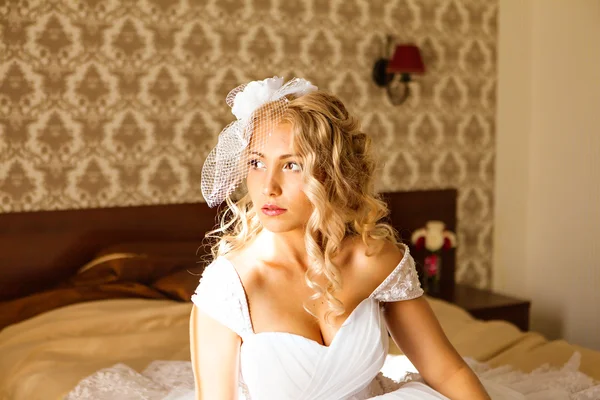 Porträt einer schönen blonden Braut — Stockfoto