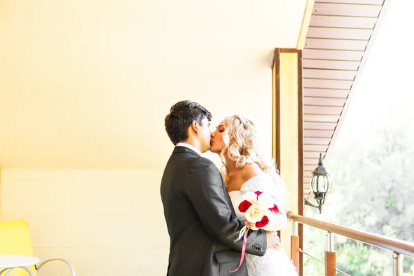 Adorável casal apaixonado beijando uns aos outros no dia de um casamento — Fotografia de Stock