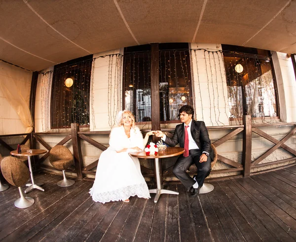 Mariée et marié buvant du café dans un café extérieur — Photo
