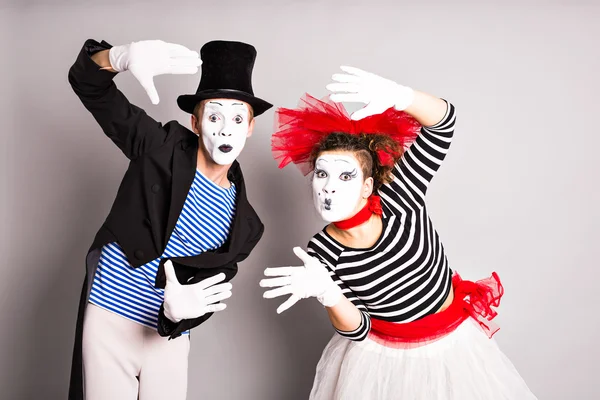 Cintura-up retrato de casal mímico engraçado com rostos brancos. Dia dos tolos de abril - conceito — Fotografia de Stock