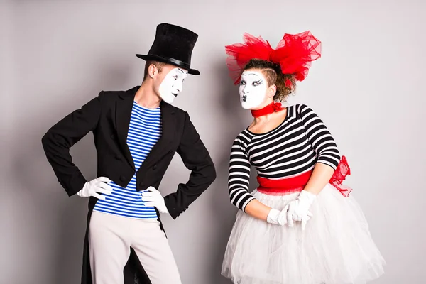 Zwei Pantomimen Mann und Frau. Das Konzept des Valentinstages, des Aprilnarrentages — Stockfoto