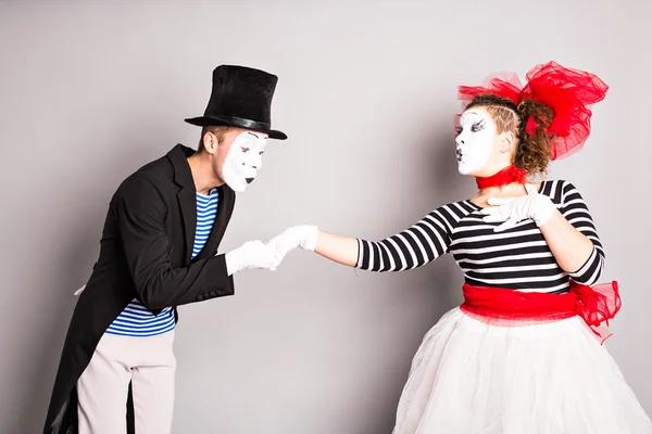 Dwóch mimów mężczyzna i kobieta. Pojęcie Walentynki, kwietnia Fools Day — Zdjęcie stockowe