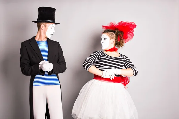 Deux mimes homme et femme.Le concept de Saint-Valentin, Avril Fools Day — Photo