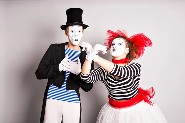 Zwei Pantomimen Mann und Frau. Das Konzept des Valentinstages, des Aprilnarrentages — Stockfoto