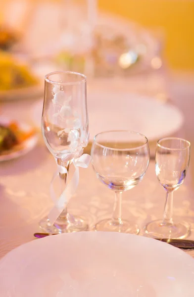 Copos de champanhe à espera de serem servidos pelos hóspedes em um restaurante — Fotografia de Stock