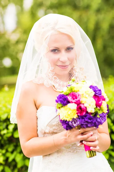 Šťastné nevěsty s svatební kytice — Stock fotografie