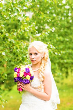 mutlu gelin düğün buketi ile