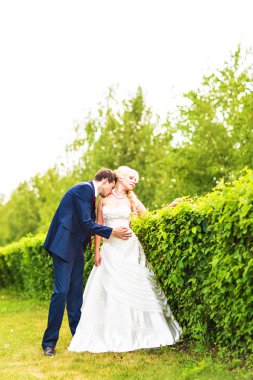 Düğün, güzel romantik gelin ve damat öpüşme ve kucaklayan