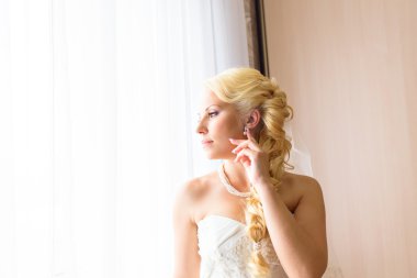 mutlu gelin vitrinlere bakıyor