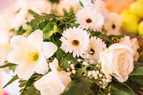 白い花のフラワーアレンジメント — ストック写真