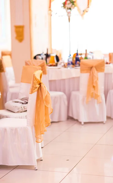 Chaise de mariage et table pour une cuisine raffinée — Photo