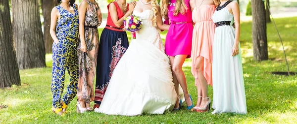 Stijlvolle bruidsmeisjes hebben plezier met bruid — Stockfoto