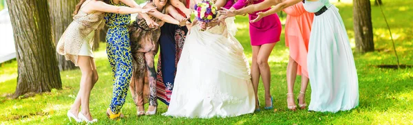 Damas de honra elegantes se divertir com a noiva — Fotografia de Stock