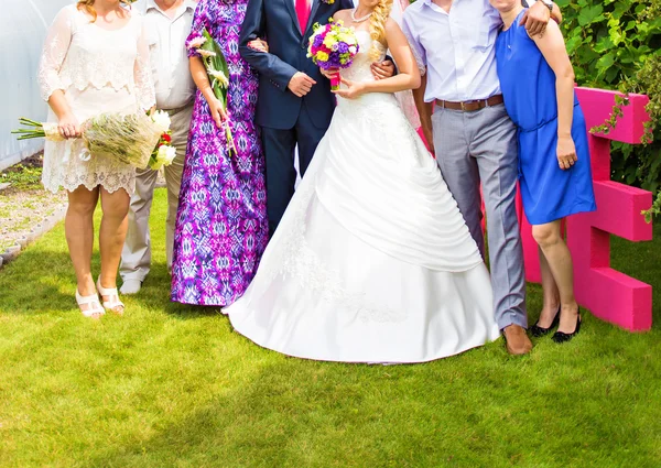 Wedding couple posing with guests. Summer newlyweds photo — Stock Photo, Image