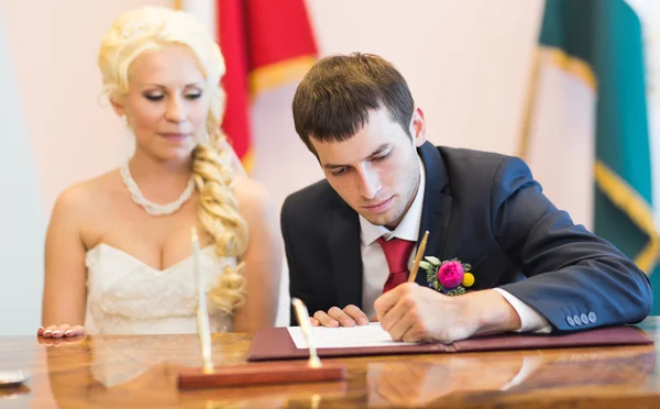 Bruidegom huwelijksakte aanmelden — Stockfoto