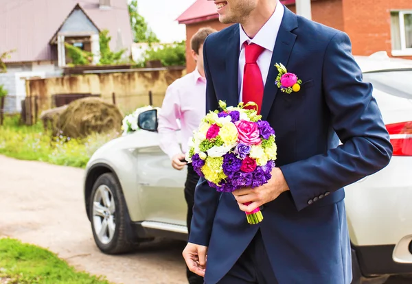 Ramo de boda con flores multicolores en las manos del novio — Foto de Stock