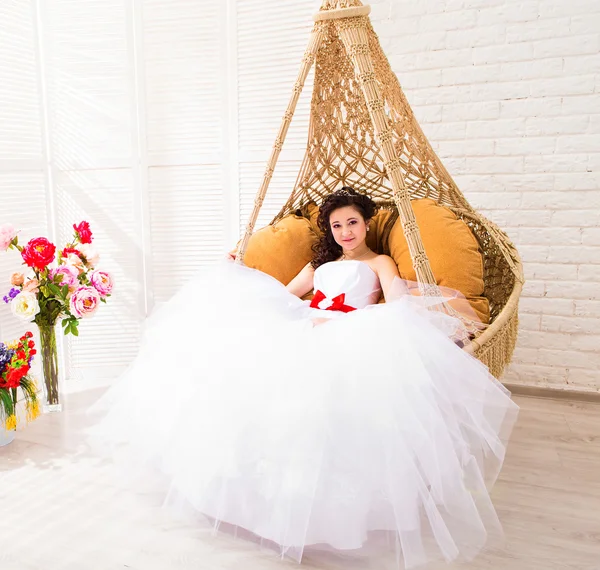 Молода наречена у весільній сукні, студійний знімок — стокове фото