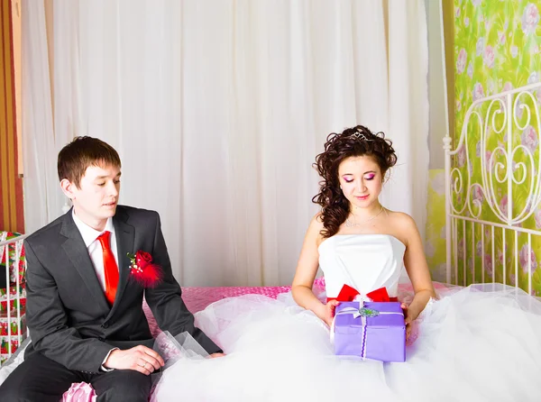 Hochzeitsgeschenkbox in den Händen der Braut — Stockfoto