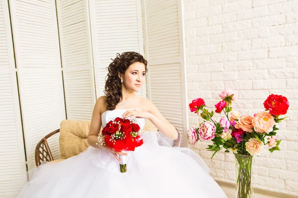 Bruid omgeven door bloemen — Stockfoto