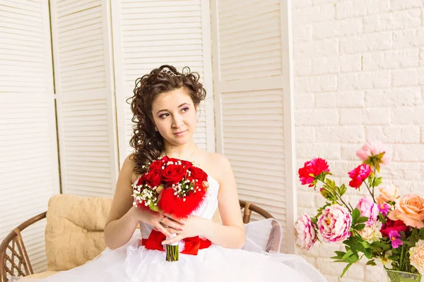 Ung brud i bröllopsklänning, studio skott — Stockfoto