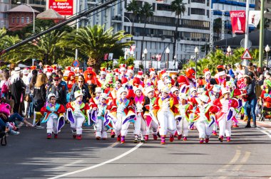 Tenerife, İspanya - 4 Mart: ünlü karnaval Santa Cruz de Tenerife, karakterler ve perküsyon ritim gruplar. 4 Mart 2014, Tenerife, Kanarya Adaları, İspanya.