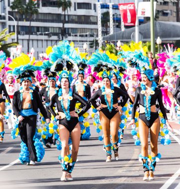 Tenerife, İspanya - 4 Mart: ünlü karnaval Santa Cruz de Tenerife, karakterler ve perküsyon ritim gruplar. 4 Mart 2014, Tenerife, Kanarya Adaları, İspanya.