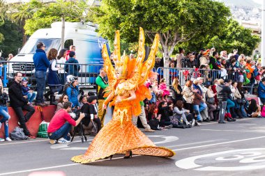 Tenerife, İspanya - 4 Mart: ünlü karnaval Santa Cruz de Tenerife, karakterler ve perküsyon ritim gruplar. 4 Mart 2014, Tenerife, Kanarya Adaları, İspanya.