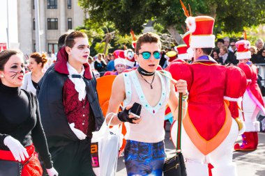 Tenerife, İspanya - 4 Mart: ünlü karnaval Santa Cruz de Tenerife, karakterler ve perküsyon ritim gruplar. 4 Mart 2014, Tenerife, Kanarya Adaları, İspanya.