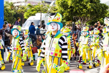 Tenerife, İspanya - 4 Mart: ünlü karnaval Santa Cruz de Tenerife, karakterler ve perküsyon ritim gruplar. 4 Mart 2014, Tenerife, Kanarya Adaları, İspanya.