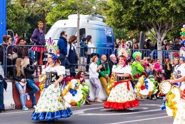 Tenerife, İspanya - 4 Mart: ünlü karnaval Santa Cruz de Tenerife, karakterler ve perküsyon ritim gruplar. 4 Mart 2014, Tenerife, Kanarya Adaları, İspanya.