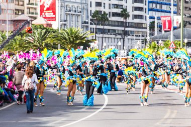 Tenerife, İspanya - 4 Mart: ünlü karnaval Santa Cruz de Tenerife, karakterler ve perküsyon ritim gruplar. 4 Mart 2014, Tenerife, Kanarya Adaları, İspanya.