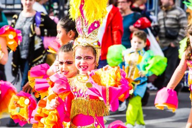 Tenerife, İspanya - 4 Mart: ünlü karnaval Santa Cruz de Tenerife, karakterler ve perküsyon ritim gruplar. 4 Mart 2014, Tenerife, Kanarya Adaları, İspanya.