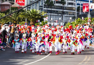Tenerife, İspanya - 4 Mart: ünlü karnaval Santa Cruz de Tenerife, karakterler ve perküsyon ritim gruplar. 4 Mart 2014, Tenerife, Kanarya Adaları, İspanya.