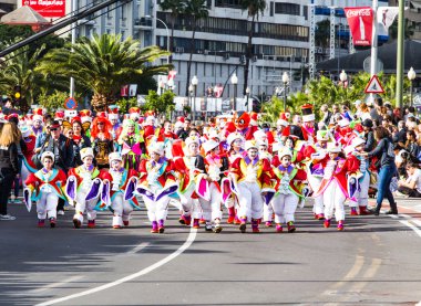 Tenerife, İspanya - 4 Mart: ünlü karnaval Santa Cruz de Tenerife, karakterler ve perküsyon ritim gruplar. 4 Mart 2014, Tenerife, Kanarya Adaları, İspanya.