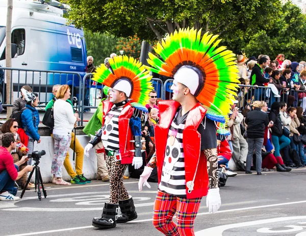 Teneriffa, spanien - mar 4: im berühmten karneval der santa cruz de teneriffa, charaktere und gruppen im rhythmus der percussion. 4. März 2014, Teneriffa, Kanarische Inseln, Spanien. — Stockfoto