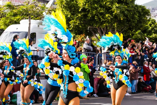 Teneriffa, spanien - mar 4: im berühmten karneval der santa cruz de teneriffa, charaktere und gruppen im rhythmus der percussion. 4. März 2014, Teneriffa, Kanarische Inseln, Spanien. — Stockfoto