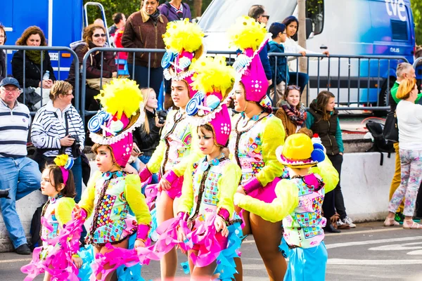 Tenerife, İspanya - 4 Mart: ünlü karnaval Santa Cruz de Tenerife, karakterler ve perküsyon ritim gruplar. 4 Mart 2014, Tenerife, Kanarya Adaları, İspanya. — Stok fotoğraf