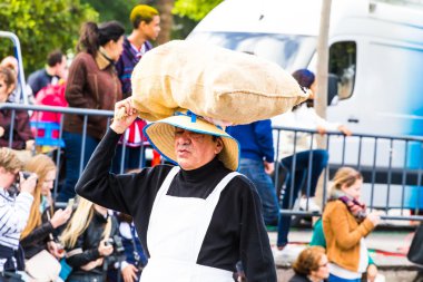 Tenerife, İspanya - 4 Mart: ünlü karnaval Santa Cruz de Tenerife, karakterler ve perküsyon ritim gruplar. 4 Mart 2014, Tenerife, Kanarya Adaları, İspanya.