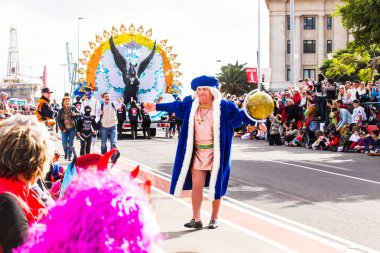 Tenerife, İspanya - 4 Mart: ünlü karnaval Santa Cruz de Tenerife, karakterler ve perküsyon ritim gruplar. 4 Mart 2014, Tenerife, Kanarya Adaları, İspanya.