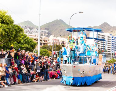Tenerife, İspanya - 4 Mart: ünlü karnaval Santa Cruz de Tenerife, karakterler ve perküsyon ritim gruplar. 4 Mart 2014, Tenerife, Kanarya Adaları, İspanya.
