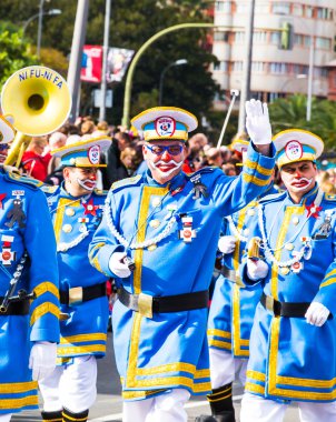 Tenerife, İspanya - 4 Mart: ünlü karnaval Santa Cruz de Tenerife, karakterler ve perküsyon ritim gruplar. 4 Mart 2014, Tenerife, Kanarya Adaları, İspanya.