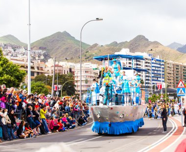 Tenerife, İspanya - 4 Mart: ünlü karnaval Santa Cruz de Tenerife, karakterler ve perküsyon ritim gruplar. 4 Mart 2014, Tenerife, Kanarya Adaları, İspanya.