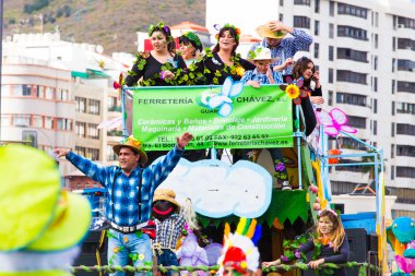 Tenerife, İspanya - 4 Mart: ünlü karnaval Santa Cruz de Tenerife, karakterler ve perküsyon ritim gruplar. 4 Mart 2014, Tenerife, Kanarya Adaları, İspanya.