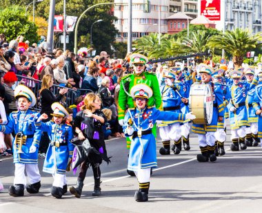 Tenerife, İspanya - 4 Mart: ünlü karnaval Santa Cruz de Tenerife, karakterler ve perküsyon ritim gruplar. 4 Mart 2014, Tenerife, Kanarya Adaları, İspanya.