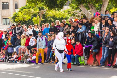 Tenerife, İspanya - 4 Mart: ünlü karnaval Santa Cruz de Tenerife, karakterler ve perküsyon ritim gruplar. 4 Mart 2014, Tenerife, Kanarya Adaları, İspanya.