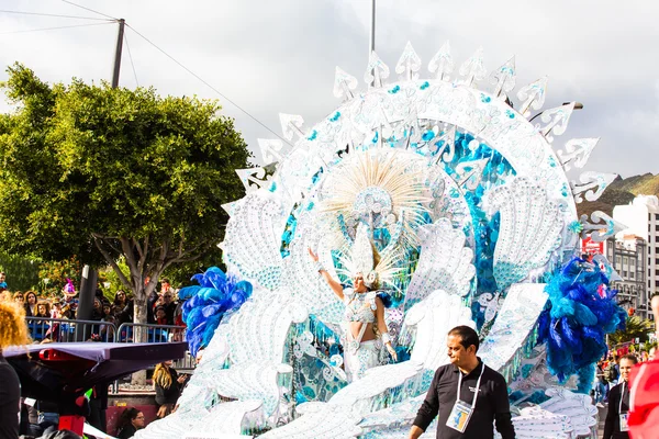 Teneriffa, spanien - mar 4: im berühmten karneval der santa cruz de teneriffa, charaktere und gruppen im rhythmus der percussion. 4. März 2014, Teneriffa, Kanarische Inseln, Spanien. — Stockfoto